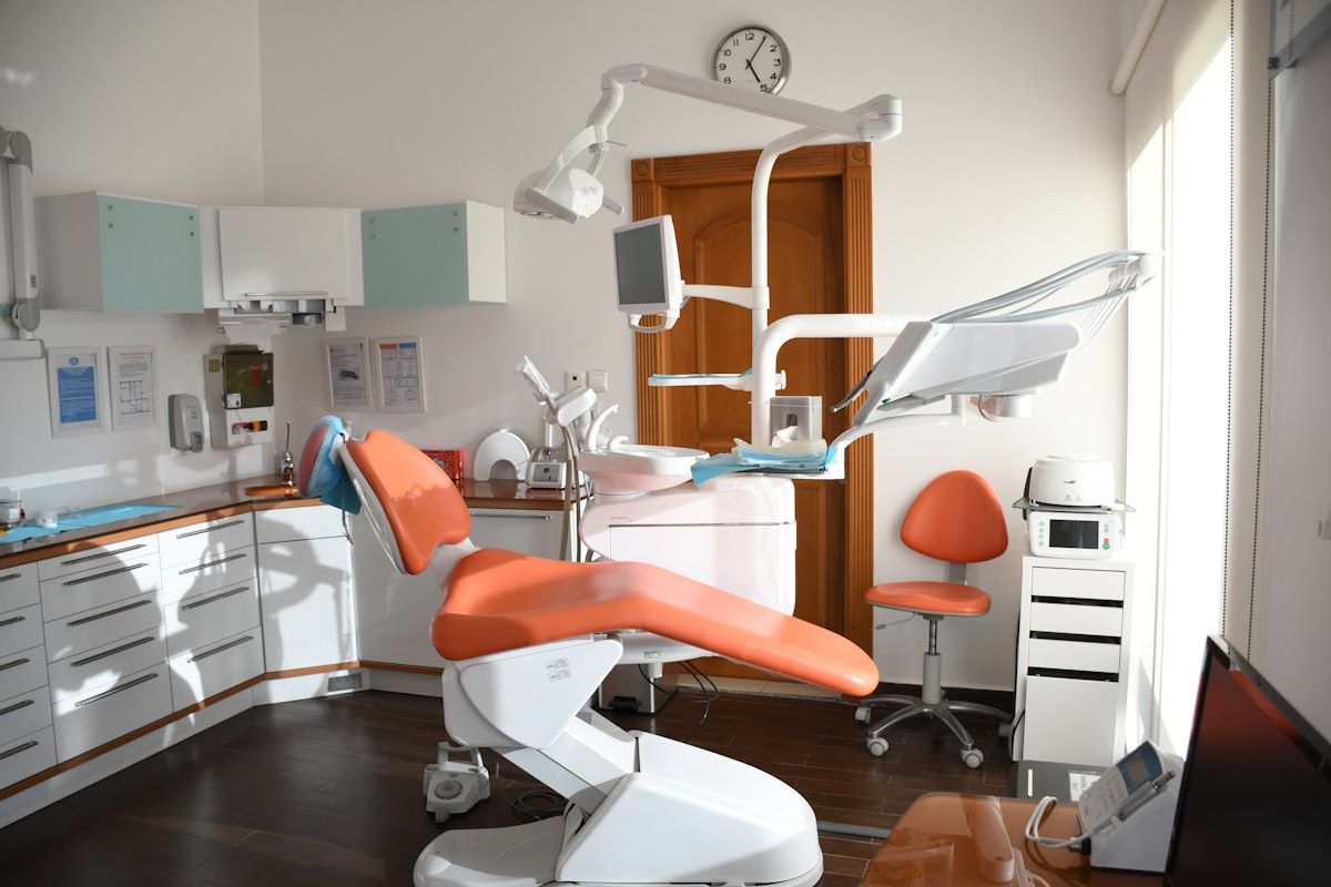 Consultorio dental moderno con silla y equipo